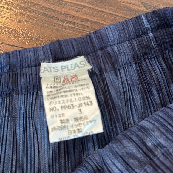 Pleats please size 3 - Picture 2 of 2